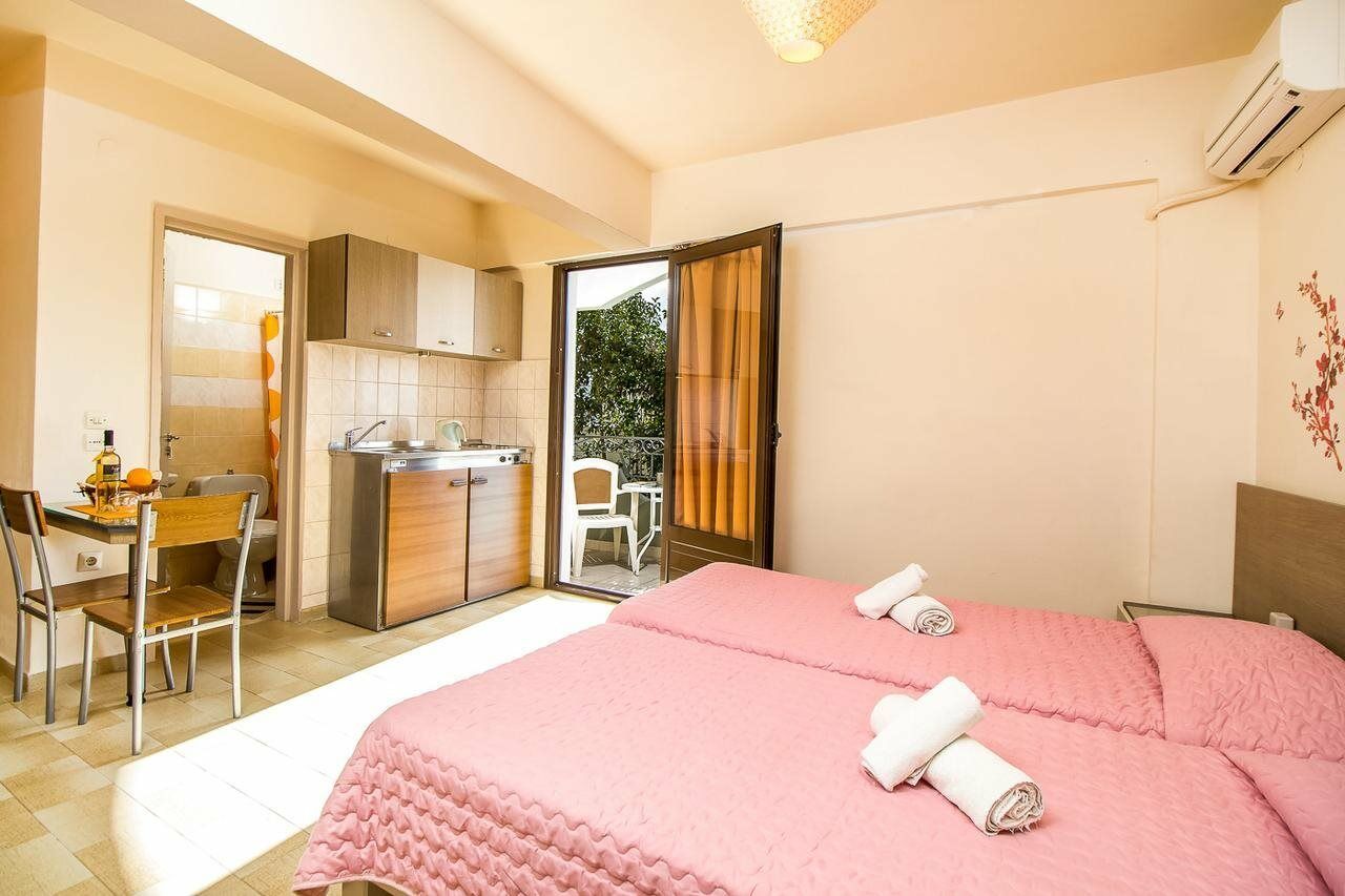 Takis Hotel Apartments イアリソス エクステリア 写真